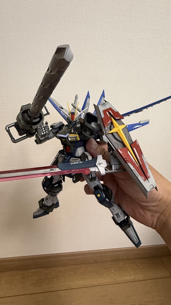 右手武器は三種類別なブレードに変更可能