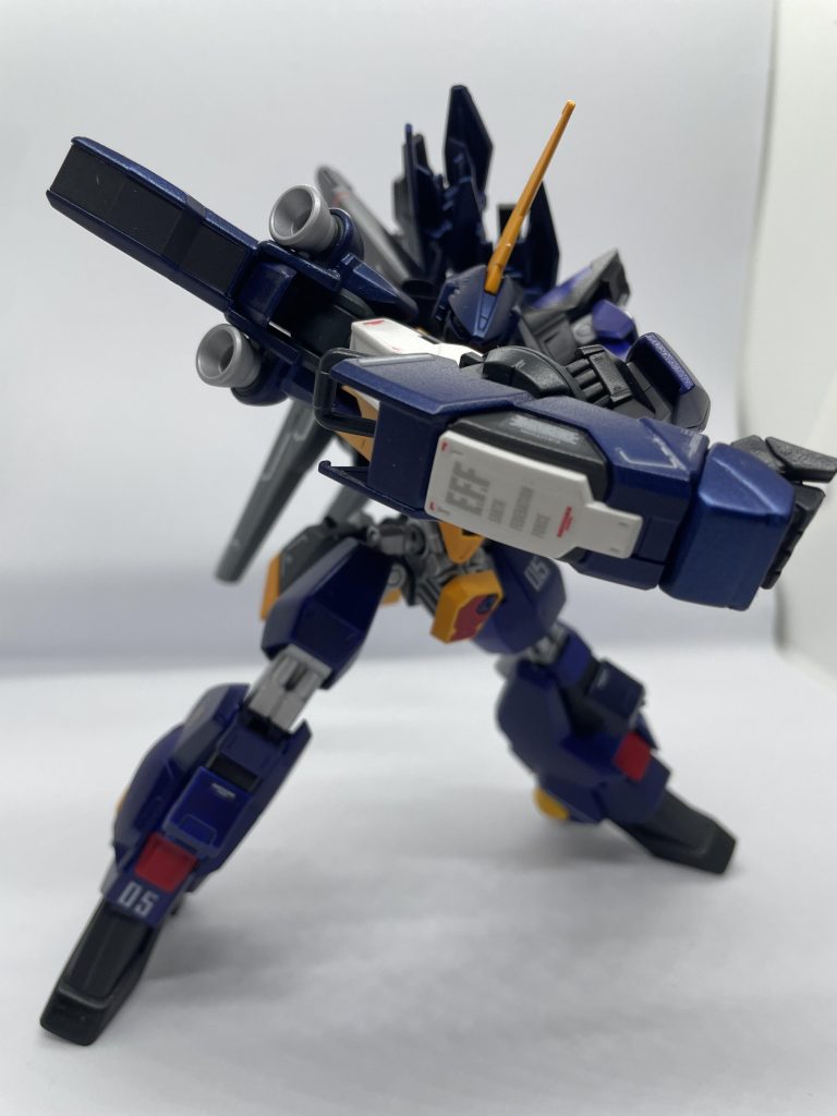 対ビームコーティングを施したGBUを盾にして急接近しゼロ距離でぶん殴る事を前提とした性能にしました。整備兵「昔やってたチーム制のFPSに居たキャラクターの性能を参考にしたんだ。」...コレはガンプラでの世界観の方がピッタリな気がして来ました、書いている中で不安になってきたぞ...？