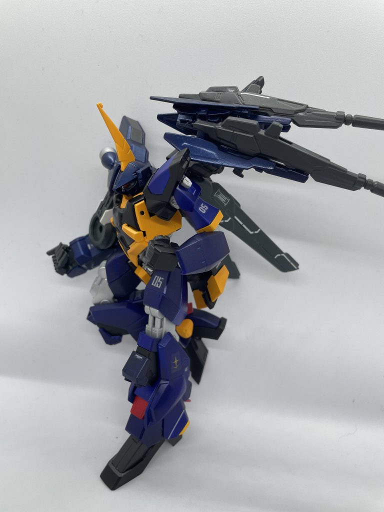 左肩のライフルは右とのバランスを取る為に付けました。整備兵「ん？左肩のライフルか？アイツは飾りだ、かっこいいだろ？」