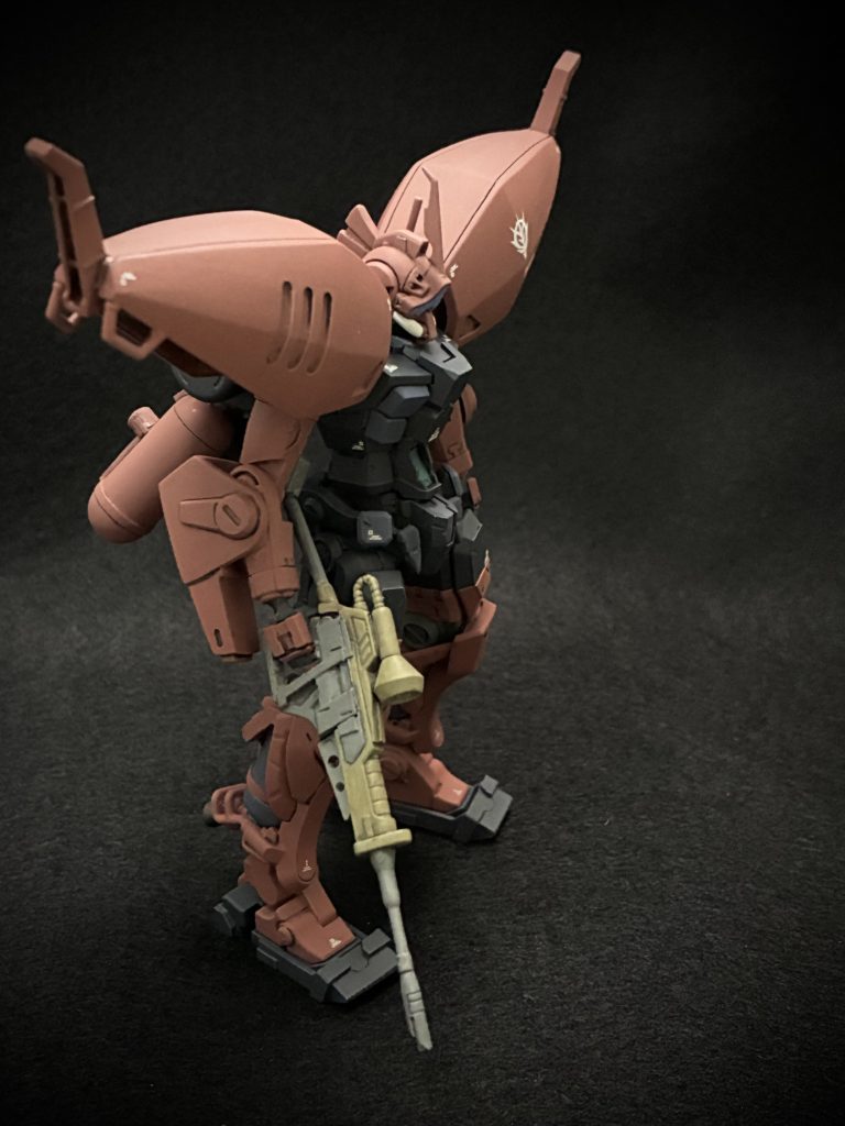 本体はソールを大型化し、胸部はウイングバインダーと干渉しないよう天面の突起を撤去。ソール大型化の理由は大型化した肩との見た目のバランスを取るためですが、脳内設定としてはAMBACのカウンターウェイト、接地圧の調整を目的としたものと考えてます笑ビームライフルのグリップ周りはゲルググのスプレーガンから流用し、銃身やストックなどを旧キットのビームライフルから流用しました。