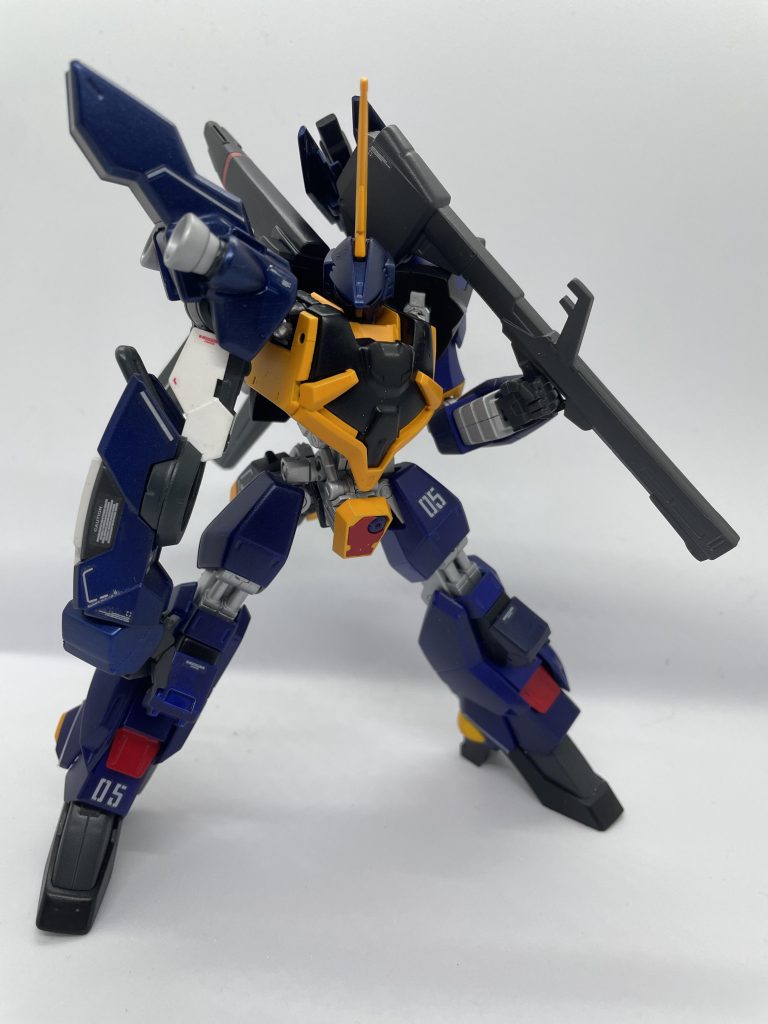 副兵装としてクレイバズーカを採用しました。ハイパーバズーカのイメージが強いですがコッチの方がピッタリな気がします。それに脇に抱えるイメージもありますが肩掛けも悪くないです。