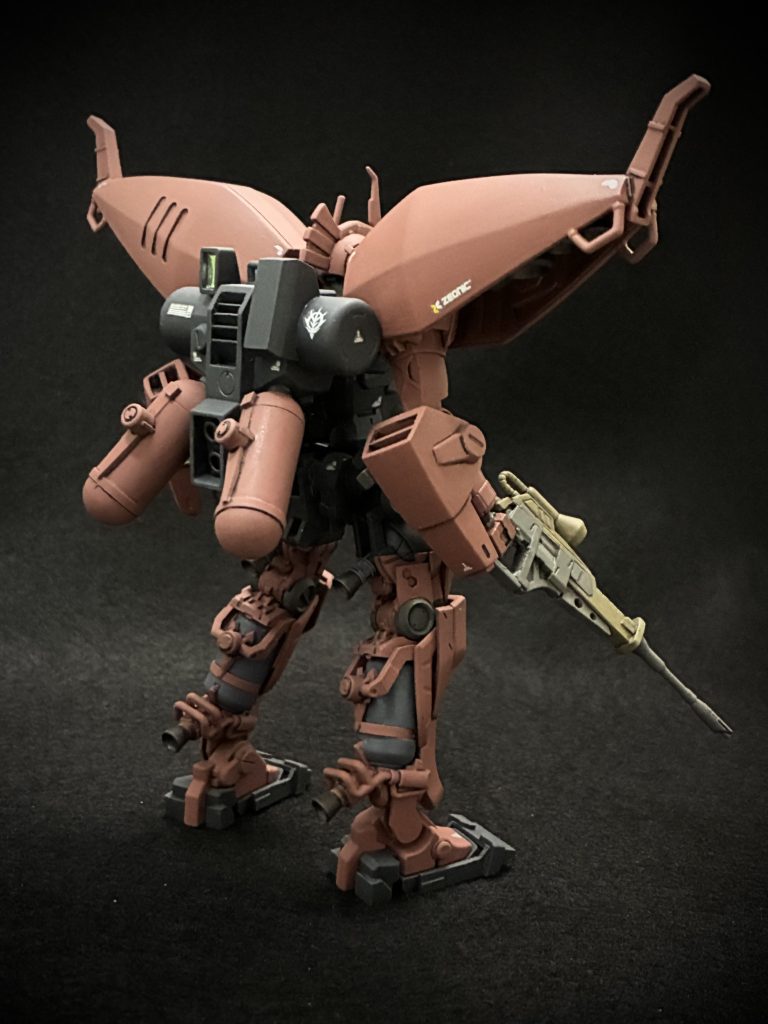 塗装は少し落ち着いた雰囲気を目指して、赤い部分はマルーンをベースに黄色味を増して彩度を落としたもの・紺の部分はグレーバイオレットをベースに紫や白を足したものです。それぞれ、向こう側のリゲルグの相当する箇所に配色を合わせています。