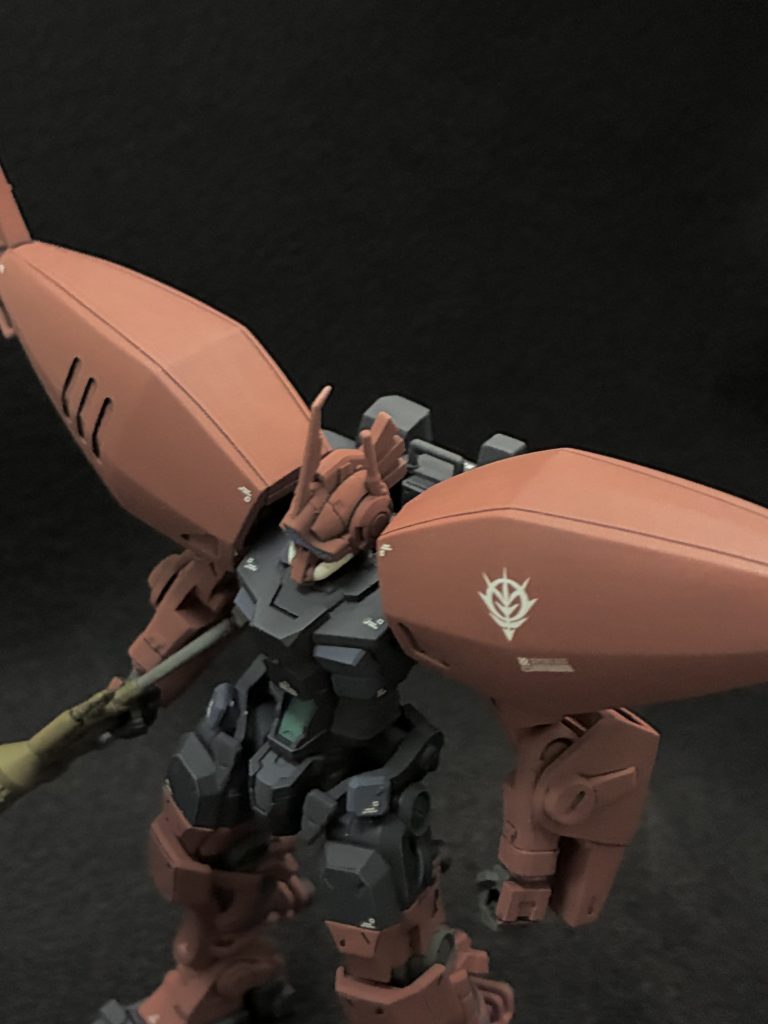 ウイングバインダー、バックパック、頭部アンテナ、ビームライフルの一部を旧キットから流用。バインダーとバックパックには、本体(こちら側の雰囲気)に馴染むようなディテール・形状の変更を行いました。