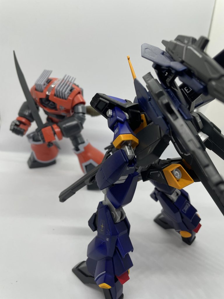 U.Ｃ.96、トリントン基地襲撃を受け格納されていたバーザムに防衛司令が下る。どうやら相手はジオンの残党軍との事だ。旧式の機体ばかりとはいえ残党軍、少しは相手になるだろうと彼は少しの期待を胸に出撃する。戦場にはザクやドムといった一年戦争の機体、中には昔、彼が乗っていたマラサイまで見かけた。「何故アイツが鹵獲されているんだ...」出撃してから少し経ち、ジオン残党軍の機体を数機撃破した後、とある機体が彼の目に入る。「おいおい...”同類”じゃないか...」