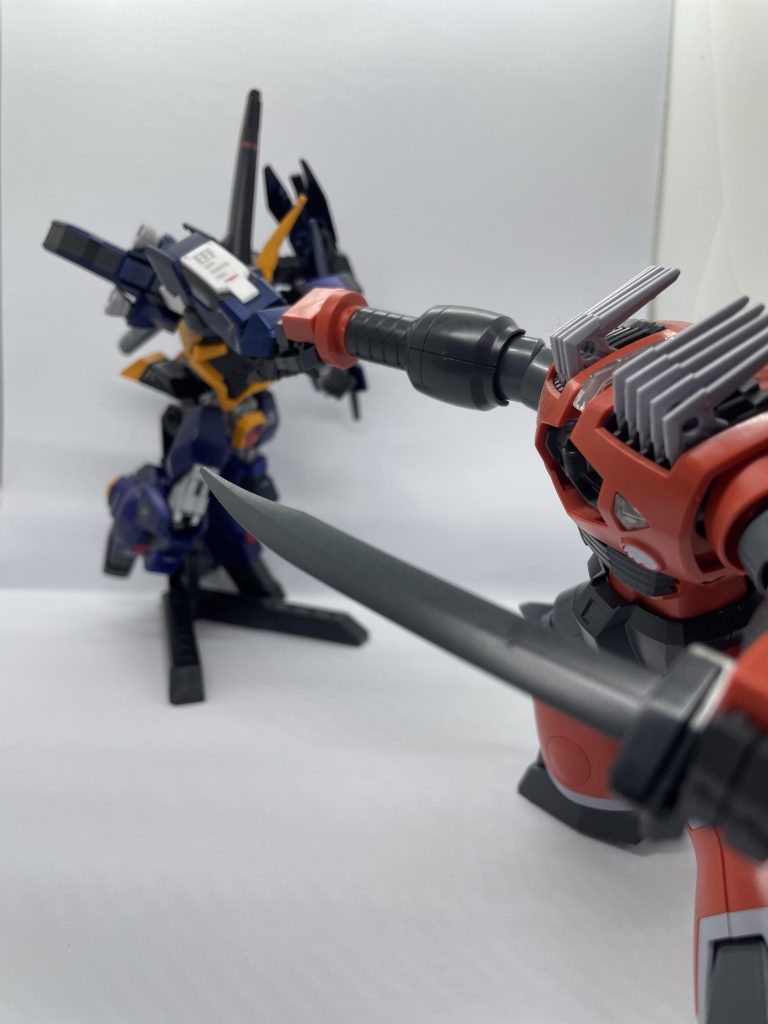 彼の記憶にあった水陸両用の格闘戦を想定した機体、戦場という場であるにも関わらず彼は笑っていた。基地の防衛という使命を忘れ「殴り合いたい」という考えが頭を埋め尽くす。次の瞬間にはブースターの出力を上げ右のマニュピレーターを前に突き出した。相手のモビルスーツもマニュピレーターを伸ばし拳を交える。彼のコックピットに大きな笑い声が響く。「少しは期待した甲斐があったってモノだ、楽しませてくれよ！」 最後だけ漫画のワンシーンっぽく書いてみました、少しでも妄想してくれたら幸いです。