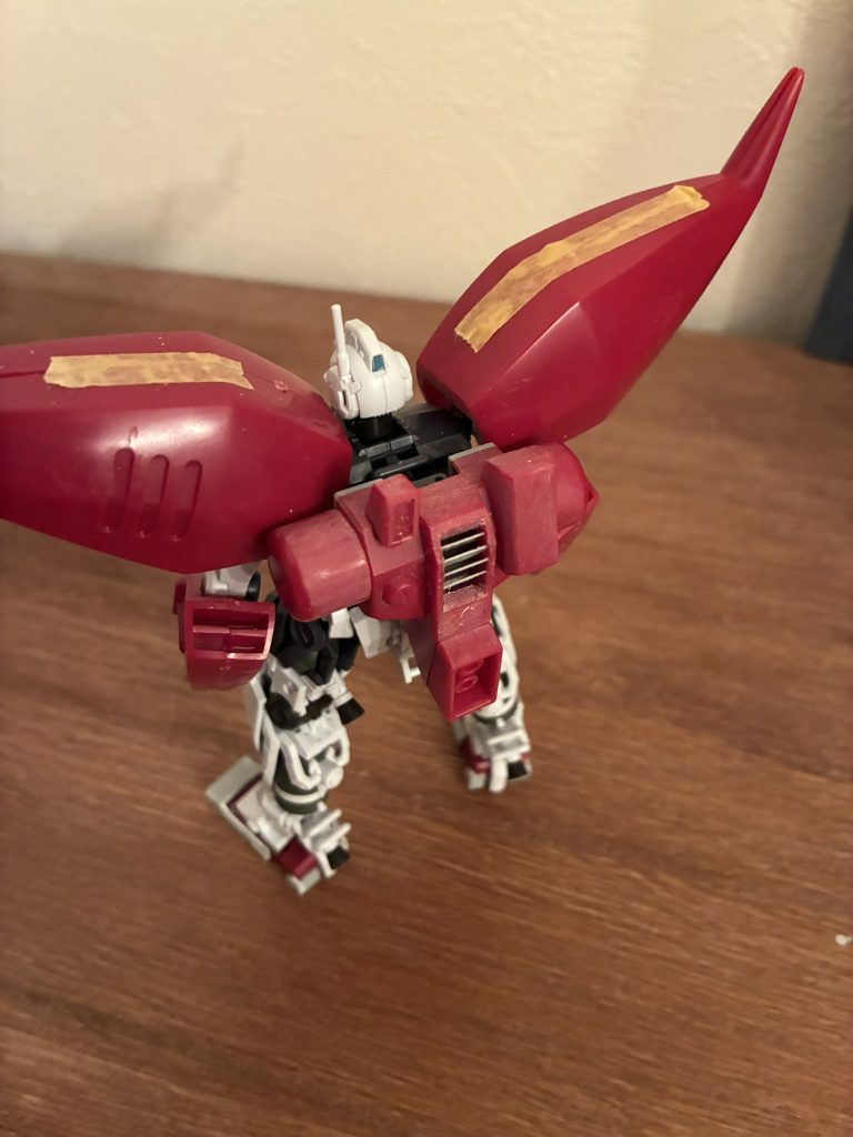 バックパックのボディ側の面は傾斜しているので垂直に面を作り直し、中央に凹みをつくりゲルググのバックパックを差し込むような形に変更。パーツ流用元としてのリゲルグには旧キットかHGUCの選択肢がありますが、今回旧キットを選択した理由は、ゲルググが小柄であるためやや小さめな旧キットの方がシルエットが馴染みやすいためでした。