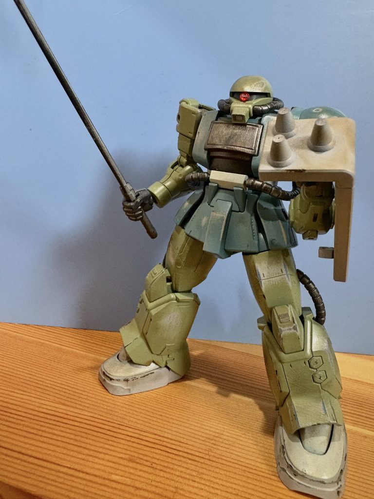 色合いと全体的な画。設定なんかは無視でジャンクのブグやらバーニィザクなと寄せ集め1年戦争後の格闘戦の間合いならビームサーベルか？ってことでドムのヒートロッド？を剣道の竹刀に見立てたり殴れる盾を持たせてみましたそれもこれもガルスJは買えないしプレバンのジェガンも無理。店にはSDか水星、ビルドで棚見て何も買えず作りたいガンプラが手に入らないからなんですがね(zaku-kao4)