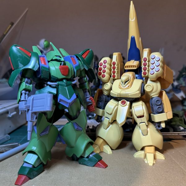 ガルスＪパチ組完了折角なのでシュツルムガルスと並べてみましたが全然形が違いますね。ガルスＫが出るのならガルスJぺースで出るのかな？公式MAVのズサさんとも記念写真。（4枚目）