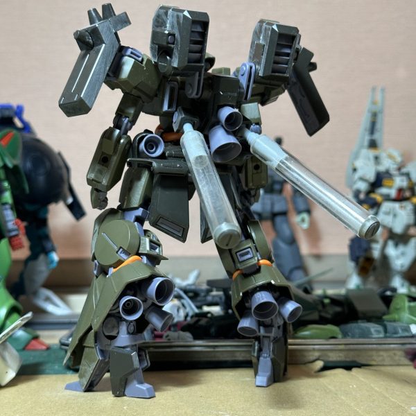 リーベン・ヴォルフのバックパックの穴が余っていて寂しげだったので、自作プロペラントタンクをくっつけておきました。