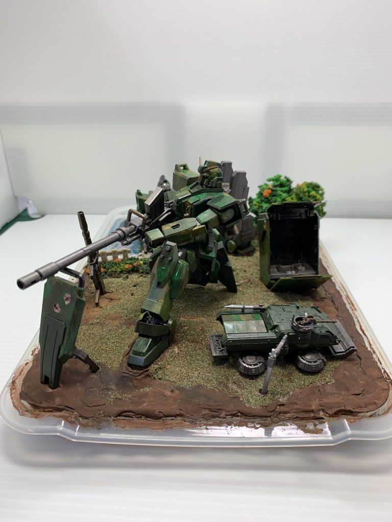 アンダーグラウンド・ソナーを埋め込み、敵の振動をキャッチ。ガンダムが180ミリキャノンの照準を合わせました。