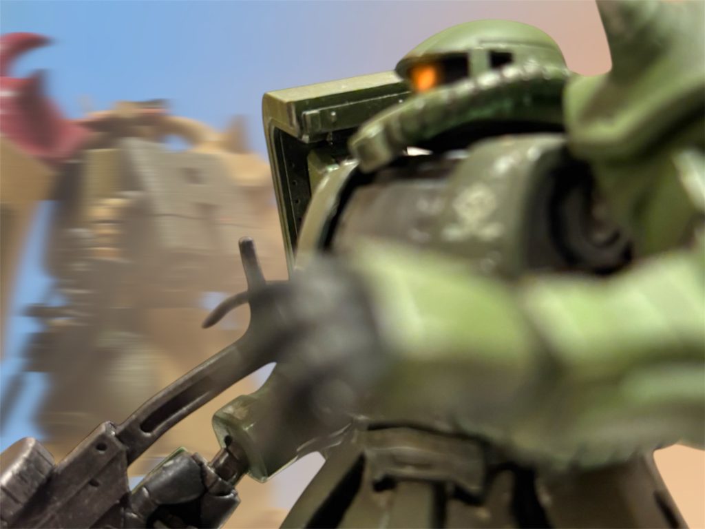 「生意気な!」アビーは、二人とも戻らないことを知っている。マイロも、きっと分かっている。だが、ああやって自分を奮い立たせないと、戦場に立つ意味が分からなくなってしまう。それは、分かる。 戦車隊の後方から、巨大な人影が迫ってくるのが見えた。敵の増援だ。MS隊が来た。「分が悪そうだ……!」アビーは、突出しているマイロのグフの背中を見て、潮時か、と思った。ハリソンもアーサーも、この若い兵を死なせたくないらしい。戦線の維持が困難になれば、無理にでもこいつを逃がせと、二人それぞれから命令を受けていた。「退くぞ、伍長!」マイロに通信を送るが無視して”坊や”は更に前に出た。「くそ、坊やのお守りかい!」毒づきながら、アビーもその背中を追った。~~~~~~~~~~~~~~~