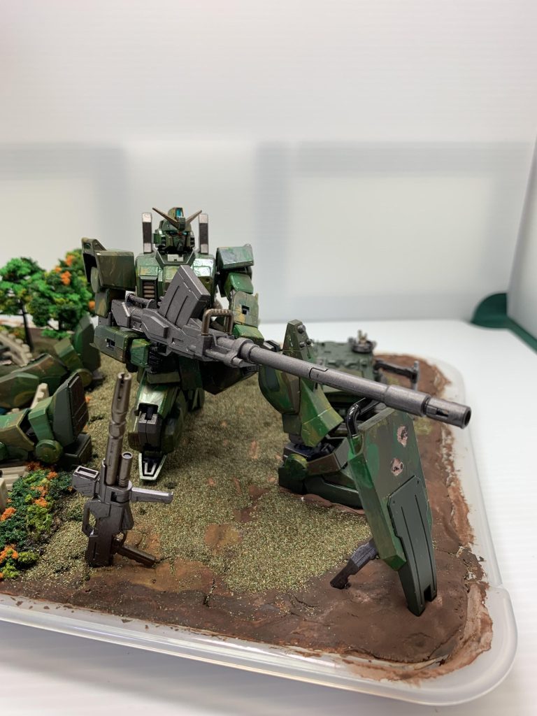 ライフルを地面にさし、キャノンで警戒。ミデアにジム頭の回収を要請。