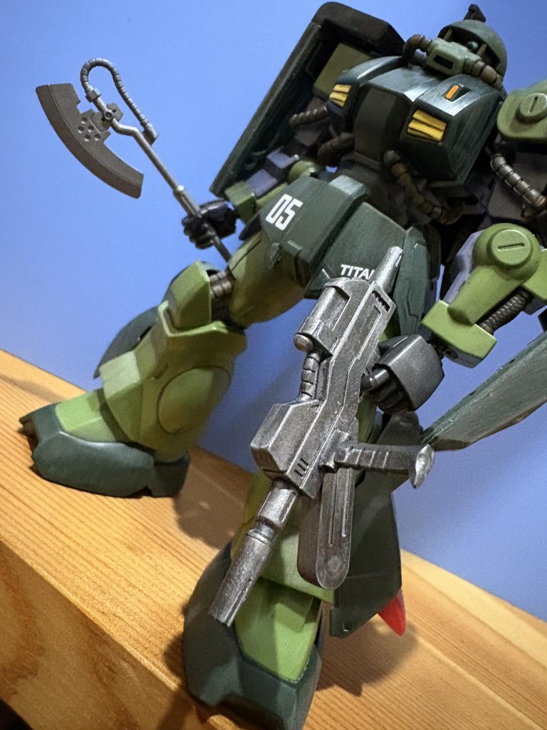 武器。1度に2つのビーム武装は使えないと言う設定もありますので一応、そいつを守ってビームライフルを持たせたので格闘戦用の武装はビームサーベルじゃなくてこれまたザク系の実体刃のヒートホークを持たせてみました(zaku-kao5)