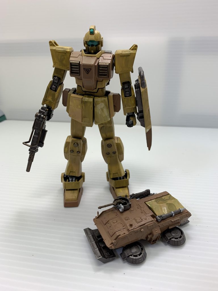 以前作成した陸戦型ガンダム地上戦セットのホバートラックが一つ余ったので、色々悩んだ末に陸戦型ジムと一緒に作成しました。