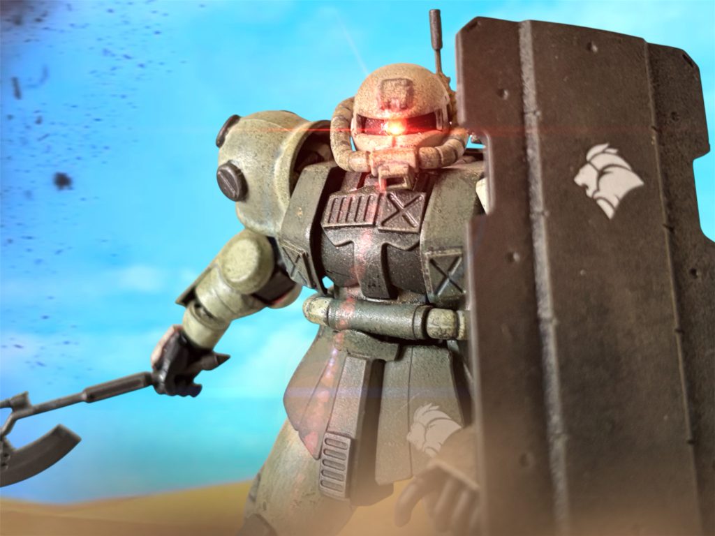 「おい、お前、何やってるんだ。」 イギーの声に、ヘントはハッと我に返った。 なぜか士官食堂をうろついていた”キッド”に声を掛けたのだ。「あ、ヘント少尉。営倉出られたんですね。オツトメ、ゴクローサマです。」 愛嬌ある笑顔を浮かべて、近づいてくる。「お前、いつまでも何してんだよ。お前の仲間はもう行っちまったじゃないか。」 ヘントとミヤギが回収された地点の傍には、敵と”ロレンス”のザクが組み合ったまま、煙を吐いているのが発見された。敵のザクは、コクピットに深々とヒートホークが突き刺さっていたため、間違いなく戦死しているが、”ロレンス”のザクはコクピットハッチがはじけ飛んでいた。コクピットの中から濛々と煙と炎があがっていたと言うから、中からの爆発で吹き飛んだのだろう。おそらく彼も死んでいるはずだ。だが、”レバント解放戦線”の勇士たちは、”ロレンス”が生還して、再び指揮を執るものと信じているらしい。ジオンを追い払った今、何と戦うと言うのか、彼らは再び武装を整えると、連邦軍の幕営地を後にした。「この土地は、昔から争いの絶えない場所ですからね。”ロレンス”が生きていようといまいと、彼らには関係ないんですよ。」 おいらは、イチ抜けです、と”キッド”は笑う。「だからどうすんだって聞いてるんだが。」「少佐のお取り立てで、まあ、部隊の雑用程度に拾っていただけることになりました。」 そのうち、軍属にでもなれそうです、と付け加える。この男のような器用な人間は、確かにどの部署でも重宝しそうだ。何より、その愛嬌が殺伐とした戦場の清涼剤になる。「