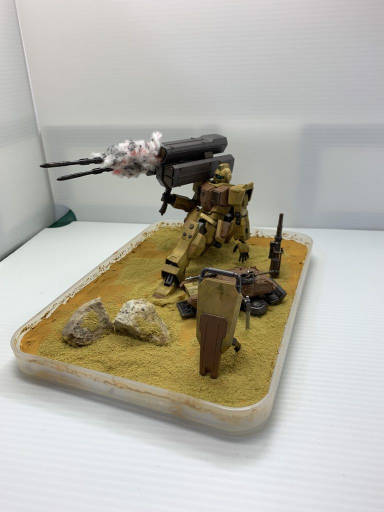 ホバートラックが振動をキャッチ。ジムがミサイルランチャー発射しました。