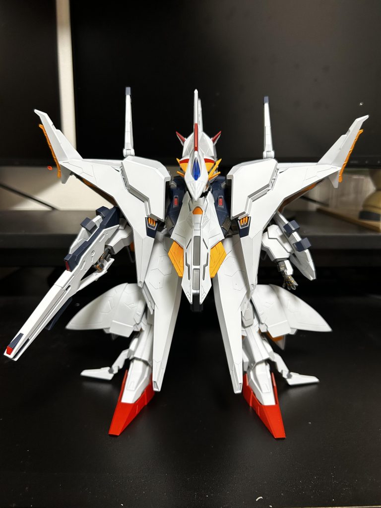 エアブラシでの全塗装と筆塗りでの部分塗装後に、トップコートで仕上げています。毎度のこと仮組しないので…厚塗りだったのか、元々クリアランスが無い仕様なのか色々あるかと思いますが、可動部は所々塗装剥げが目立つ…大物部品同士のハメ合わせも多く、所々組むのが固い…力技でやって後悔したとこももいくつか…ということで、この後少し汚して誤魔化そうかと笑