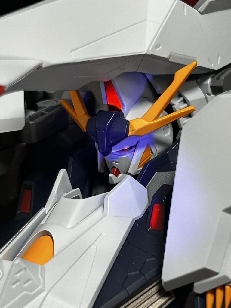 頭部やセンサー系の赤にはアルコール系の蛍光塗料を吹いてます。飾ってると極たまにしか光らせないですが…やっぱりビコーン！ってさせるのはいいですね。