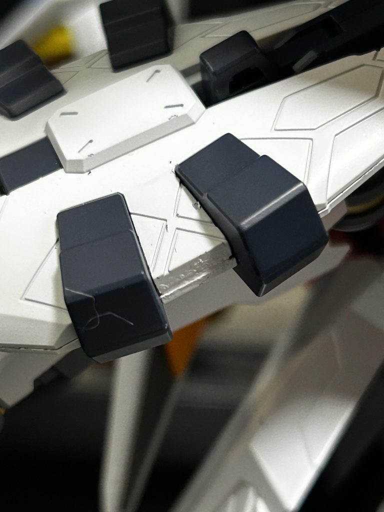 ここからは失敗談…腕武装のハメ合わせが上手くいかず…どうしても隙いてしまったので、後から接着剤盛って、リタッチ。埃噛んでるのも写真とって気づいた…