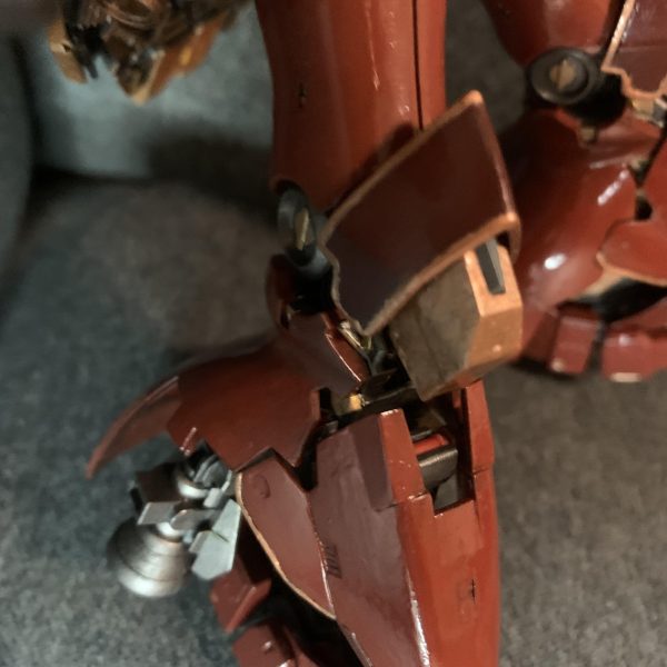 外装塗装中です。足だけ組んでみました。ワインレッドを明るめと暗めのパターンにしています。最近買った筆が水泡ができにくく感動しています！ゴツゴツした塗装も好きですが、このテイストにもハマりそうです。引き続き週末を使って少しずつ進めていきます！（4枚目）
