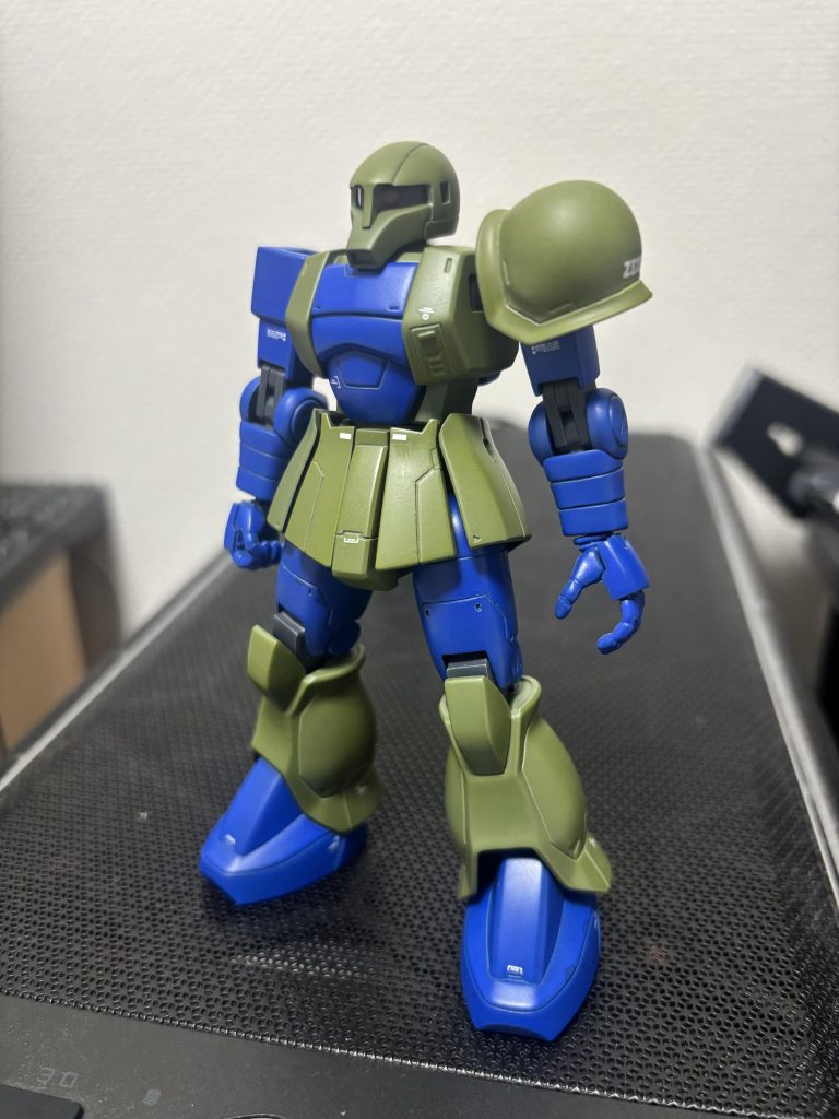 今回は機動戦士ガンダムよりザクIを製作しておりましたちがうキットを作りたくなり放置したものを完成させるのを課題に装備類やら何やらも一気に仕上げましたが…素体の仕上がりも満足できたので初期のコンセプトであるガデムが乗っていたショルダータックルをさせたイメージが出せる仕上がりだと思いシンプルな方も投稿したくて武装なしのガデムザクと見立ててアップしております。