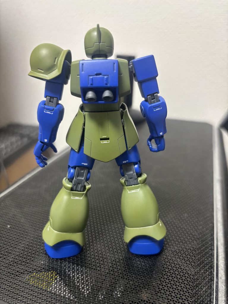 今回の塗装もかなり苦労しておりまして。塗装の重ね塗りの過程での重ね塗りでコバルトブルーも市販のものより濃いブルーにして緑の部分もザクの緑にクリアイエローを重ねて黄緑感を出してます。ブルーはもう少し暗い方が好みの方もいるかもしれませんが自分の中での旧ザクはこんな感じだなと満足はしております(^^)