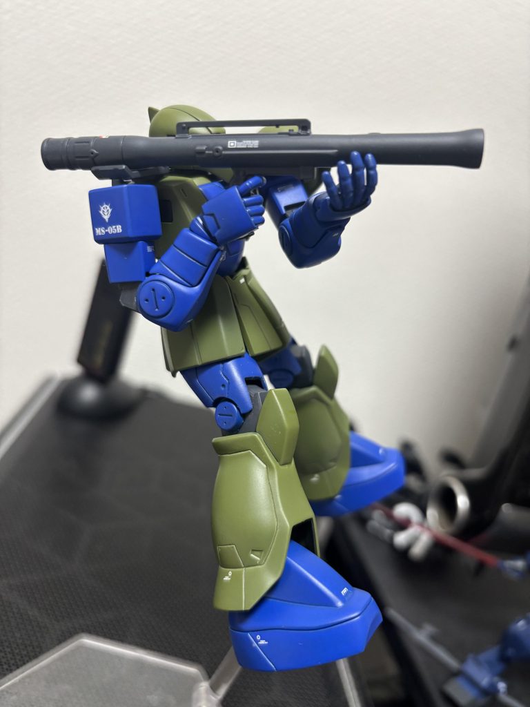 最後にバズーカを装備した旧ザクを…合わせ目消しが本当に大変なキットでしたがこうして完成してみると苦労しただけにさほど思い入れのない旧ザクがここまでカッコよく作れて大変満足しました。 