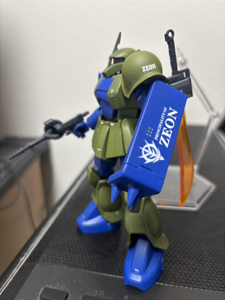 設定としましては、ア・バオアクー戦にて愛機の旧ザクを推力等をアップデートをした機体。機動性の向上を行い推力向上、それに伴い燃料消費の増加により稼働時間が減ってしまうためプロペラントタンクを増設、あとヒートホークでは間合いでの不利を感じたので追加でヒートサーベルを装備できるようバックパックも改良を加えられた物を用意してもらい換装している。