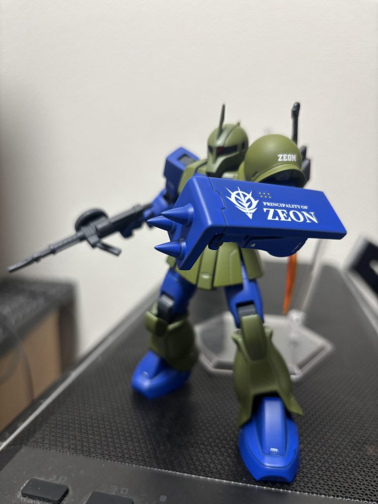 デカール貼ったらめちゃくちゃお気に入りとなったスパイクシールド…左手の平手のために左の背中にハードポイントを設けましたが右にすれば良かったと後悔しております…w