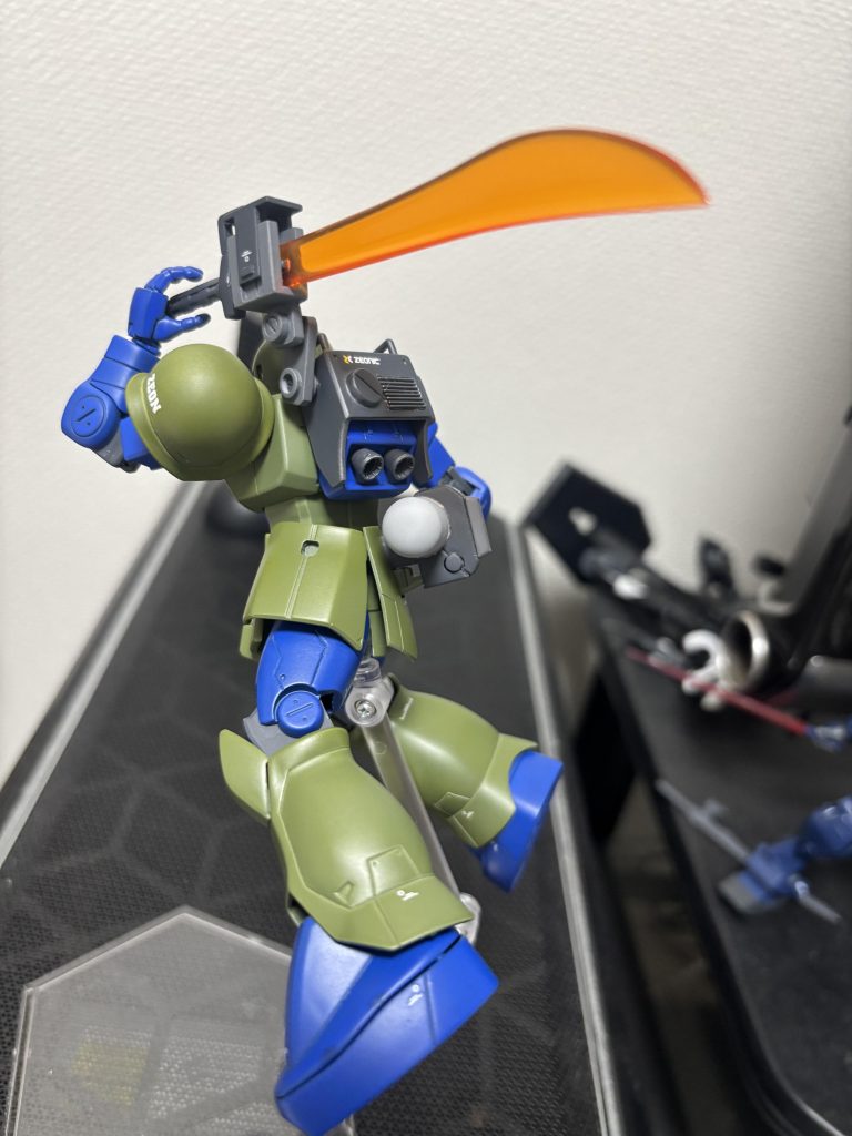 前回のザクIIF2型から成長の証として作ったバックパックの換装パーツ。ちゃんと平手が添えられるよう計算してスイングアームにより背負えるよう作りました！腰のプロペラントタンクはちょっと無理矢理でしたがなんとか腰にぶっ刺さるようなんとか仕上げました！