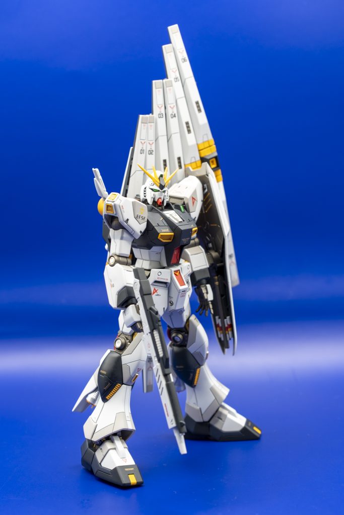 まずはカラーからメイン(白)　コールドホワイト（ガイア）にブルーを数滴加えて調色サブ(白) : グレーにベージュを加えて調色メイン(紺) : ぷらもぷらすさんのブラックブルー黄 : マンダリンイエロー（ガイア）フレーム : ガンメタル（ガイア）にシャンパンゴールド（ガイア）を加えて調色トップコート : フラットクリアープレミアム（ガイア）でしっとりとコーティングです。