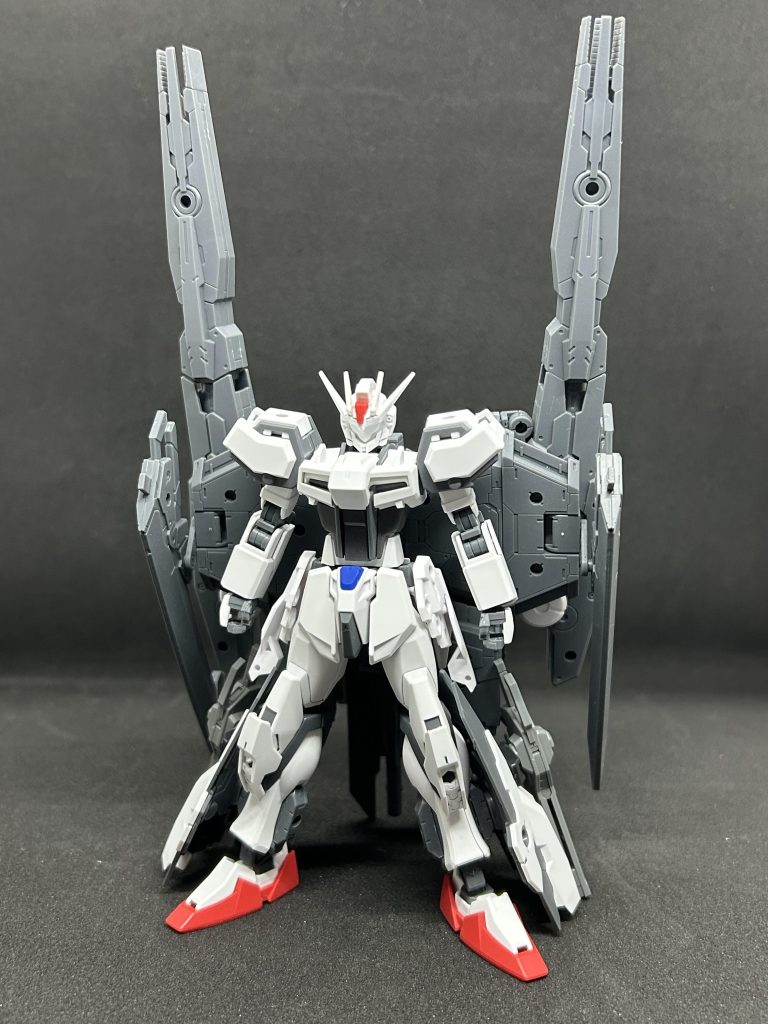 背面武装装備状態KAと違いクローアームが撤去されファンネルランチャーが2丁可変式バスターシールド大型実体剣が2本装備されている