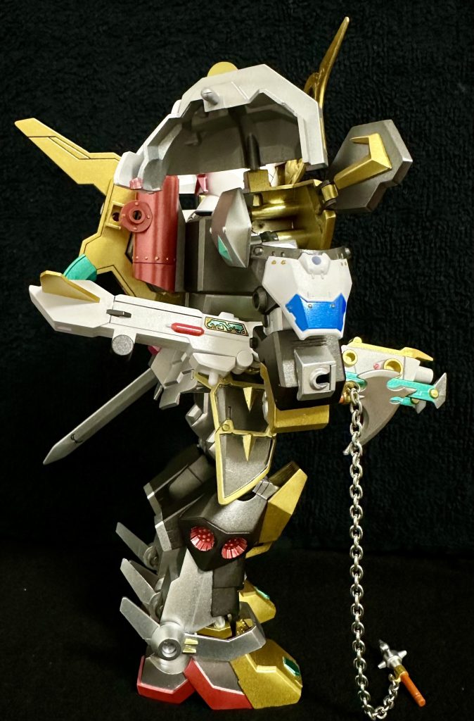 側面。ふくらはぎのゴツゴツした感じがお気に入り。チェーンもいいですよね。