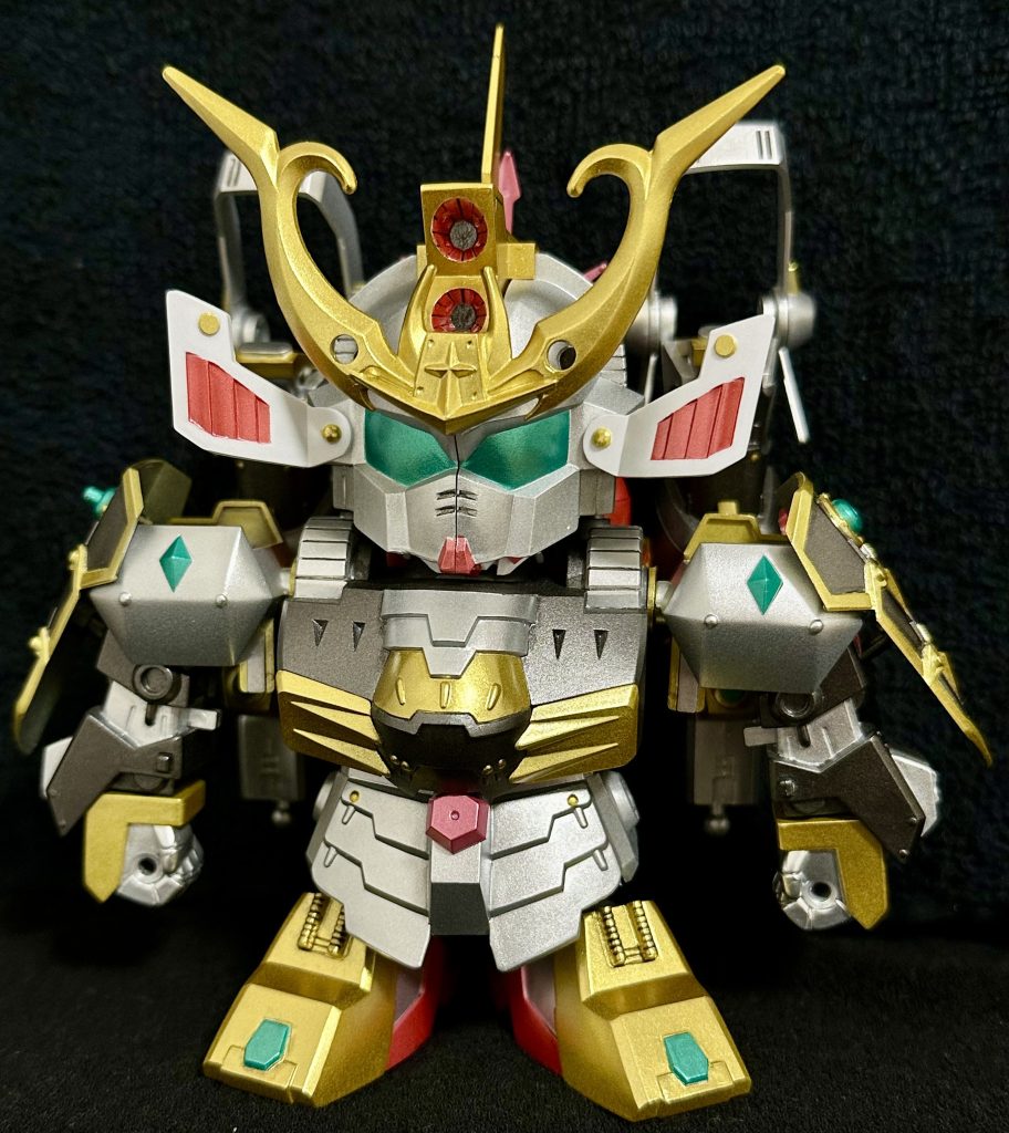 剛鋼形態。ゴールド、グリーン、レッドの部分はメタルの塗料を使用。毎回同じように調合するのは出来ないので、元の原色を使用しています。