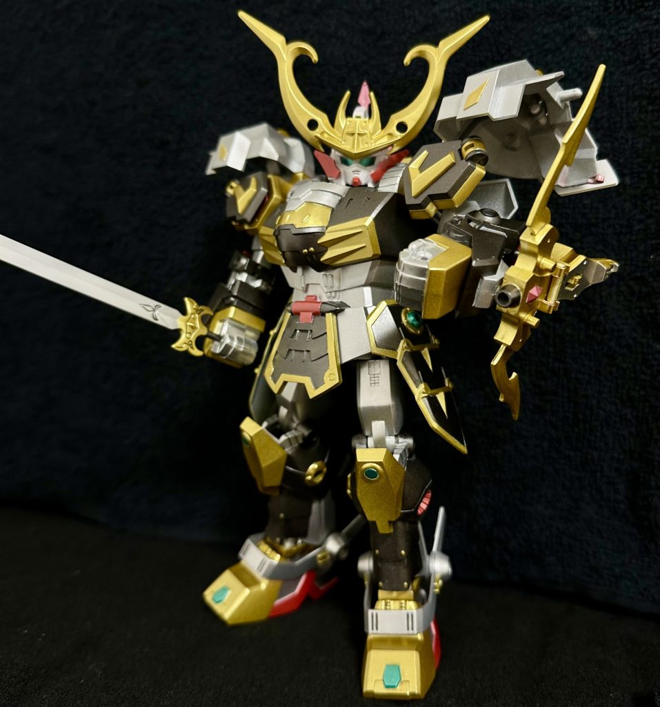 パッケージ風ポージング。もっとダイナミックに構えたかったんですが、股関節の可動域が思ったより少なく開きづらい。さすがSDですね。