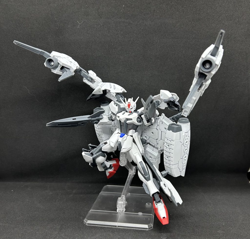 MS状態で背面クローアームを展開可能上記の様に敵機を拘束  両断することが可能MS形態より可動域が狭いが他の武装を併用することができ 様々な戦況に対応することができる 一応背面アーマーがリフターのような状態になっている設定があったりなかったりします