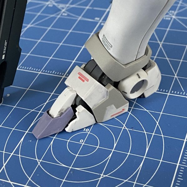 つま先を形状変更しました。腹部パーツを頂戴したHGミカエリスのつま先を組み込んでみたカタチです。まだパーツは仮留め状態ですが、フル装備状態でも立膝ポージングいけるのを確認。このバランスを崩さずに仕上げていければと思います。（2枚目）