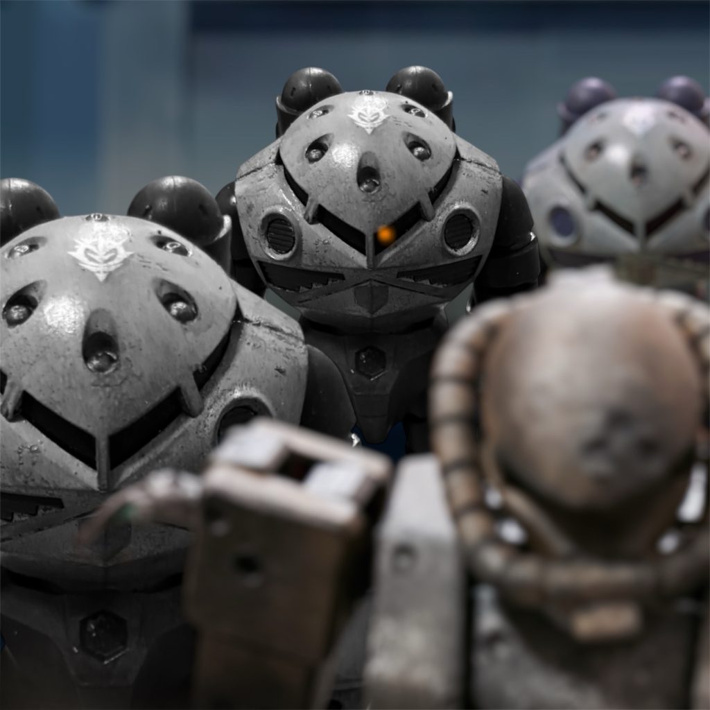 U.C.0079、12月に暦が変わった瞬間、タラマンカ方面のジオン公国軍前衛拠点は激しい動揺に見舞われた。つい昨日行われた、地球連邦軍総本部、南米ジャブローへの大規模攻撃が失敗に終わり、傷ついた友軍が一斉に雪崩れ込んできたからだ。 コスタリカ・コルコバド軍港は、もともと沿岸の美しい自然公園だったが、ジオンがこの地を制圧した後、MS用の軍港を急増した。そのコルコバド軍港には、海路で次々にジャブロー攻めの敗残兵が上陸してきた。 南米と北米をつなぐ陸路、タラマンカ方面は、小規模ながらジオン・連邦の一進一退の攻防が続いていた。その均衡が、一夜にして崩れた。今にも、南の空か、それとも陸地からか、海からか、地球連邦軍の容赦ない物量戦がこの地を飲み込むと、皆が恐れをなしていたのだ。 圧倒的な物量と火力で敵を押し潰す。地球連邦のそのやり方は、ルウムので戦の頃から変わらない。だが、オデッサからは、ジオンの伸びきった補給線と厭戦気分を突かれ、その物量戦が機能”してしまった