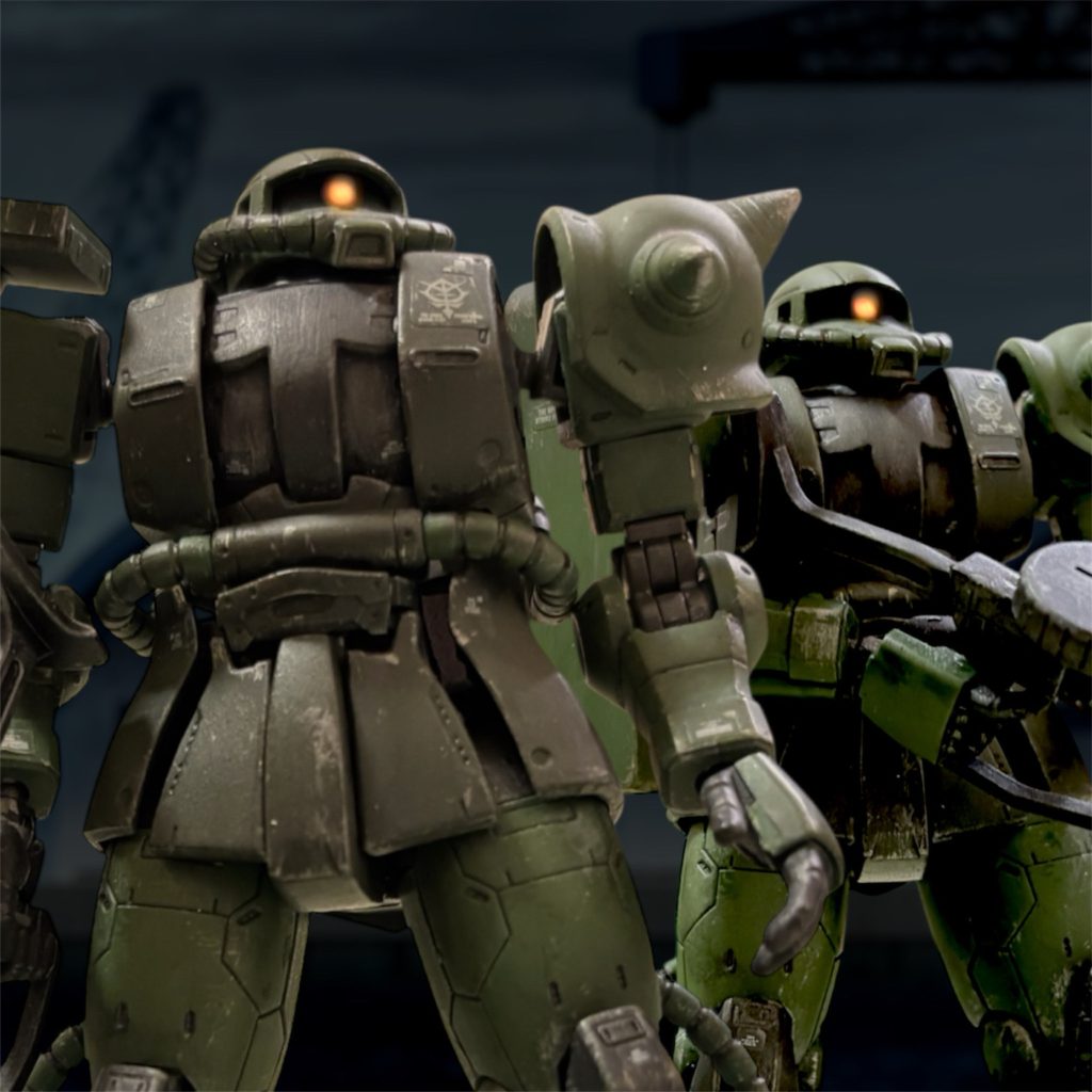 「こんなところに寄り道してないで、まっすぐ北米まで泳いでいけばいいじゃないか。」 ジオン公国軍コルコバド港警備隊のパイロット、デイブ軍曹は、闇夜と霧の中、亡者の群れのようになったMS隊を、モニター越しに見ながら、ため息混じりに呟いた。『補給が必要なんだろうさ。』同僚のカール軍曹が応え、それより聞いたかよ、と続ける。『アフリカ戦線も手酷くやられたってな。』「酷いなんてもんじゃねえだろ。」連邦軍も極秘に開発を進めてきていたMSを、戦線に投入してきたという。今朝方、ようやく連邦軍もMSの保有を宣言したそうだが、そんなことはもうみんな知っているのだ。 北アフリカでは、ジオンを模倣したMSの空挺作戦の後、補給線の確保もそこそこに、物量で力任せに、拠点をしらみ潰しにしていったと言う。ティーンの頃に見た旧世紀の戦争映画に、そんな話があった。映画では、