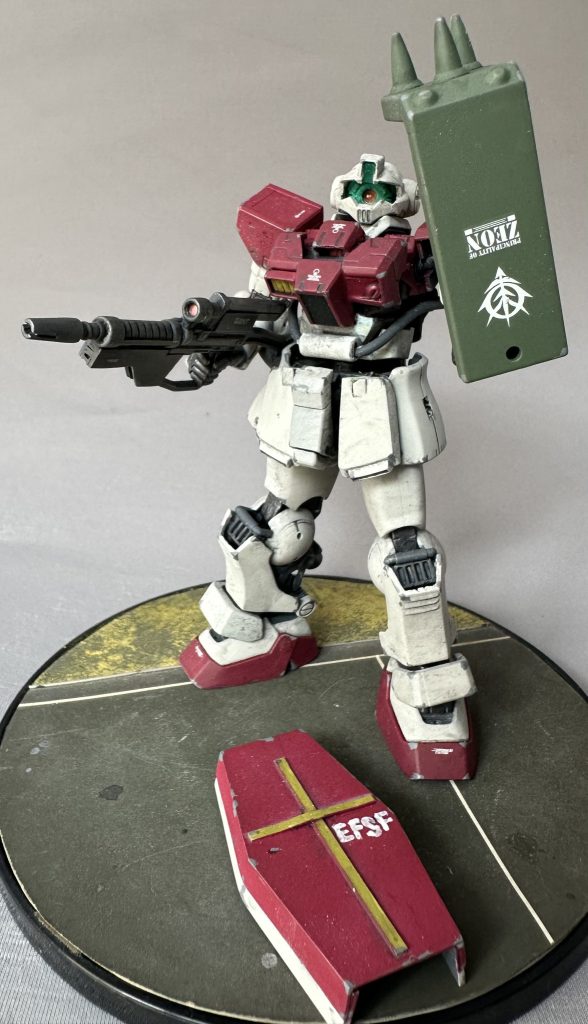 常に友軍からの誤射のリスクを背負っていますから、イザというときはハリボテシールドをパージしてジオン公国章をカザシます!「う、撃たないで〜!!」