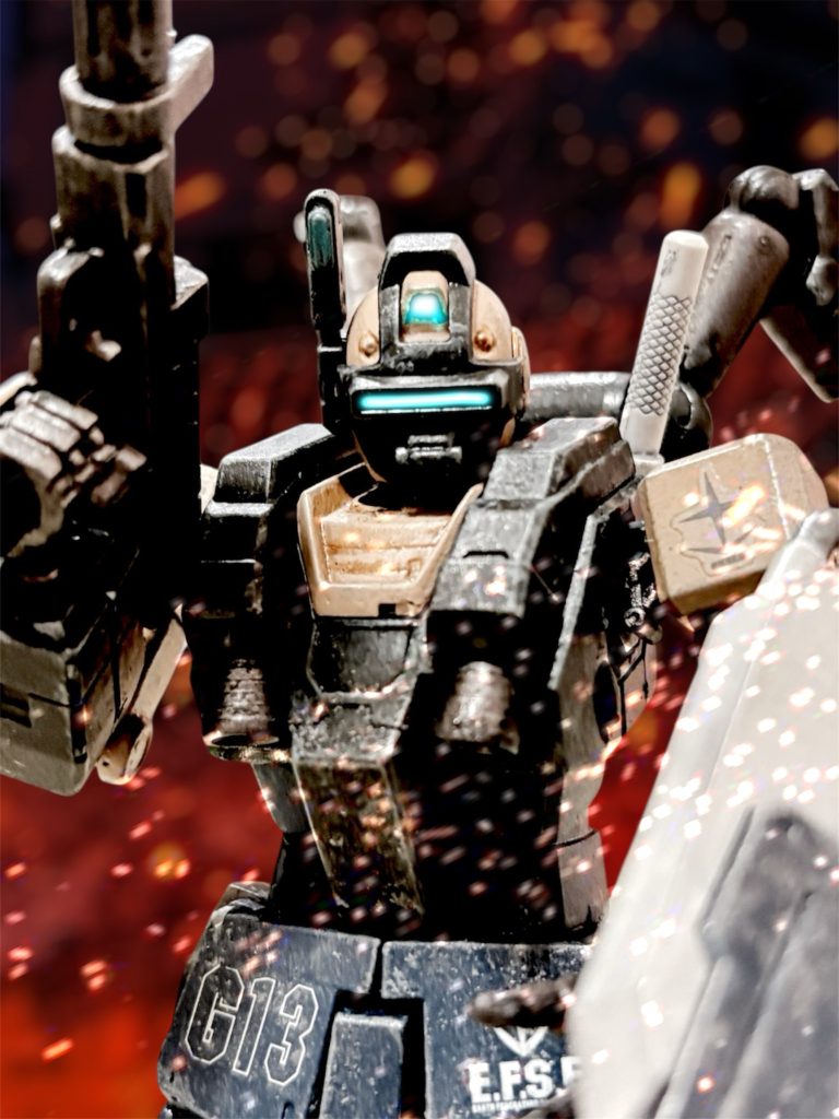 敵が、こちらを振り向く。 黒く、無機質な顔立ちに、カメラアイが青白く細く輝くのを見て、デイブは、思わず機体の歩を止めてしまった。 ゾッとするような顔つきと、背中に背負った突起物が鎌首のように見えた。死神そのものだ。(亡者の群れを、死神が狩る……文字どおりの地獄か、ここは。)妙に冷静に、そんなことを考えたのが、デイブ軍曹の最期の記憶だった。