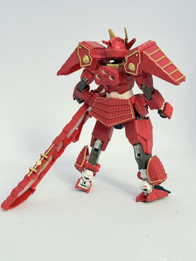 前後。後ろの金縁もうまくいってたのに消えてしまった。刀は付属のだと小さい上にギチギチで削らないと塗装キツそうだったので接続を加工して少年武者烈丸の武化舞可の號刀を小加工して取り付け。おかげでSD武者感と良い意味で玩具感も出たので個人的には満足。