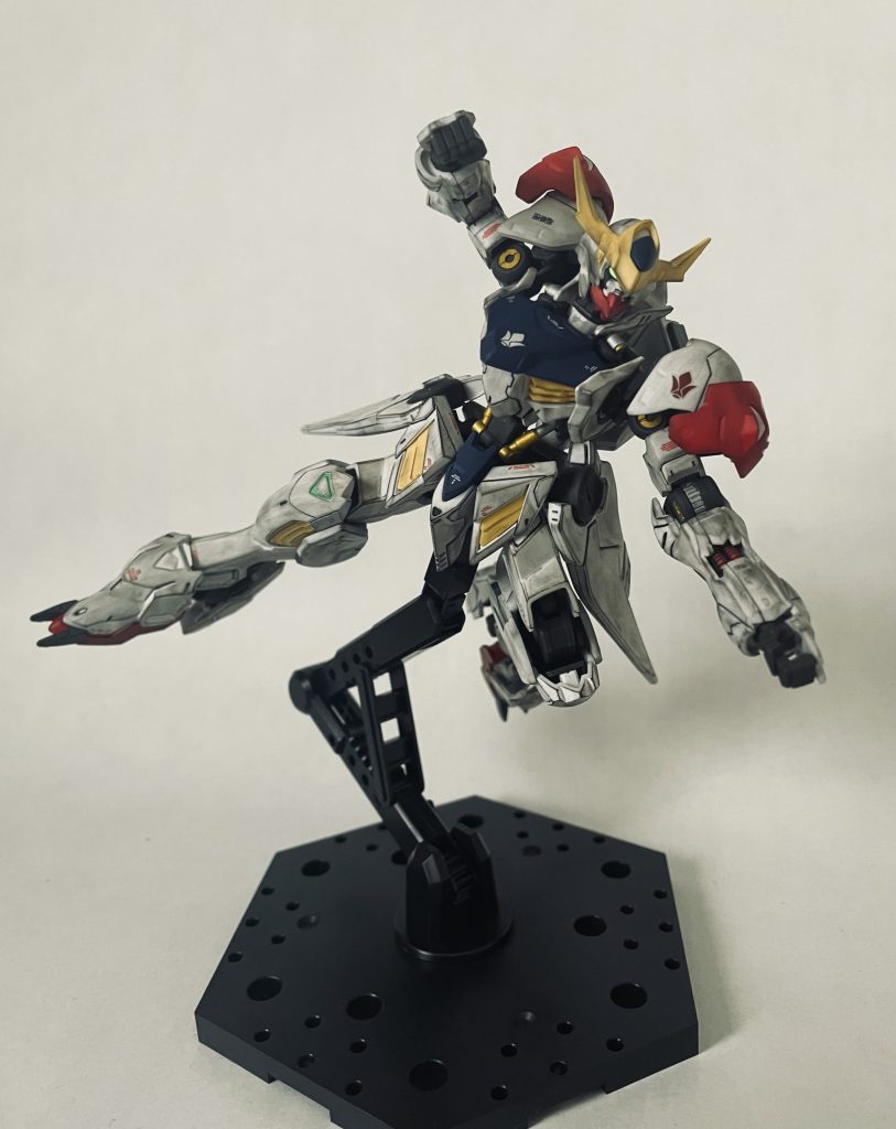 目に蓄光塗料を使っているのでブラックライト当てた後に暗闇に持ってくと目がバッチリ光ります！(zaku-kao2)