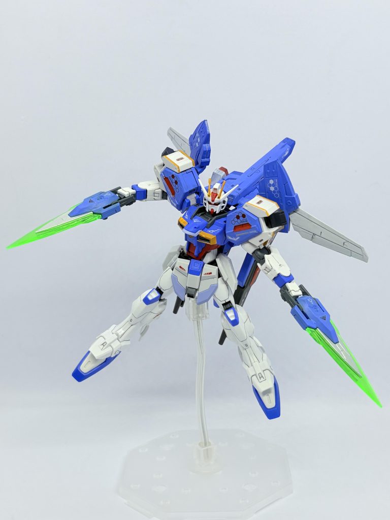 GNカタール。GNソードIIIが破壊された時用の装備。肩部に接続している時はビームも撃てる設定。