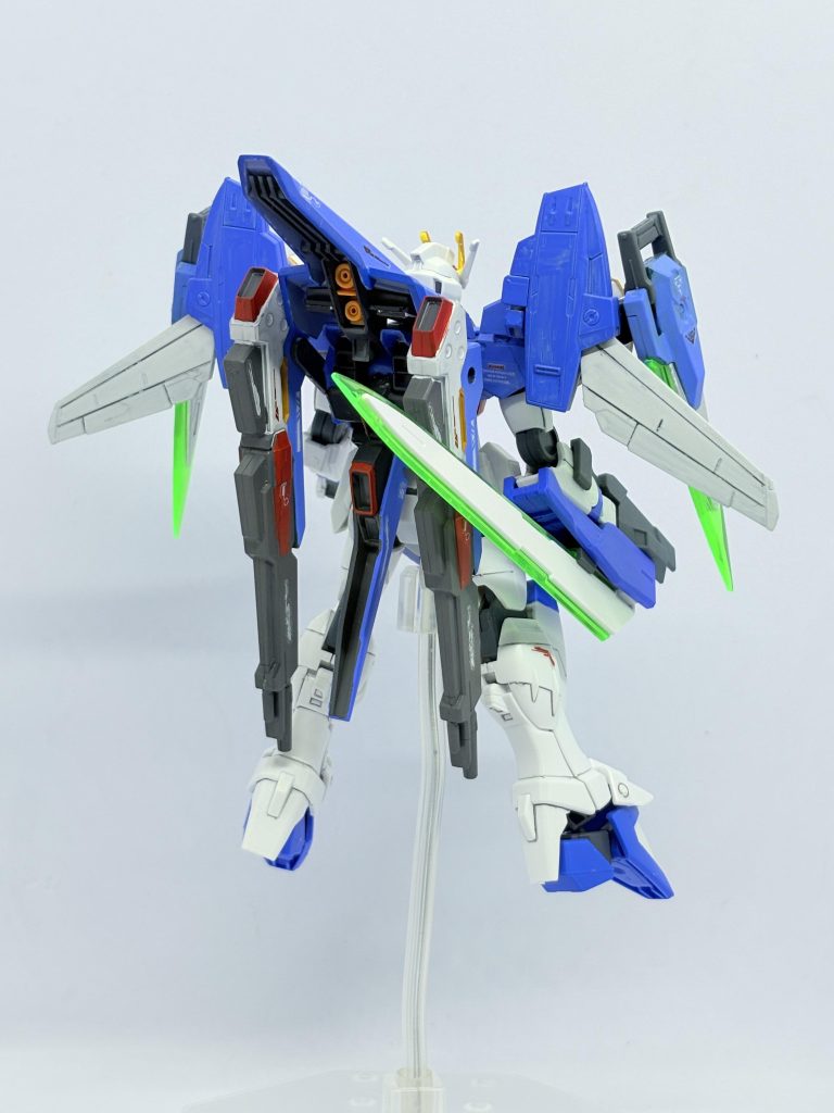 前後。トップヘビー気味。大掛かりな改修ではなくサタニクスユニットの肩部とアサルトシュラウドを付けただけだったりする。だからノーマルエスポワールガンダムアマスにも戻せる。
