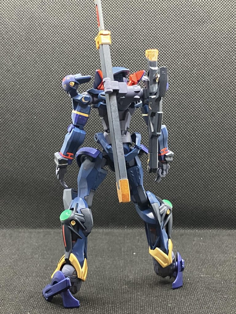 刀と銃をバックパックに装備