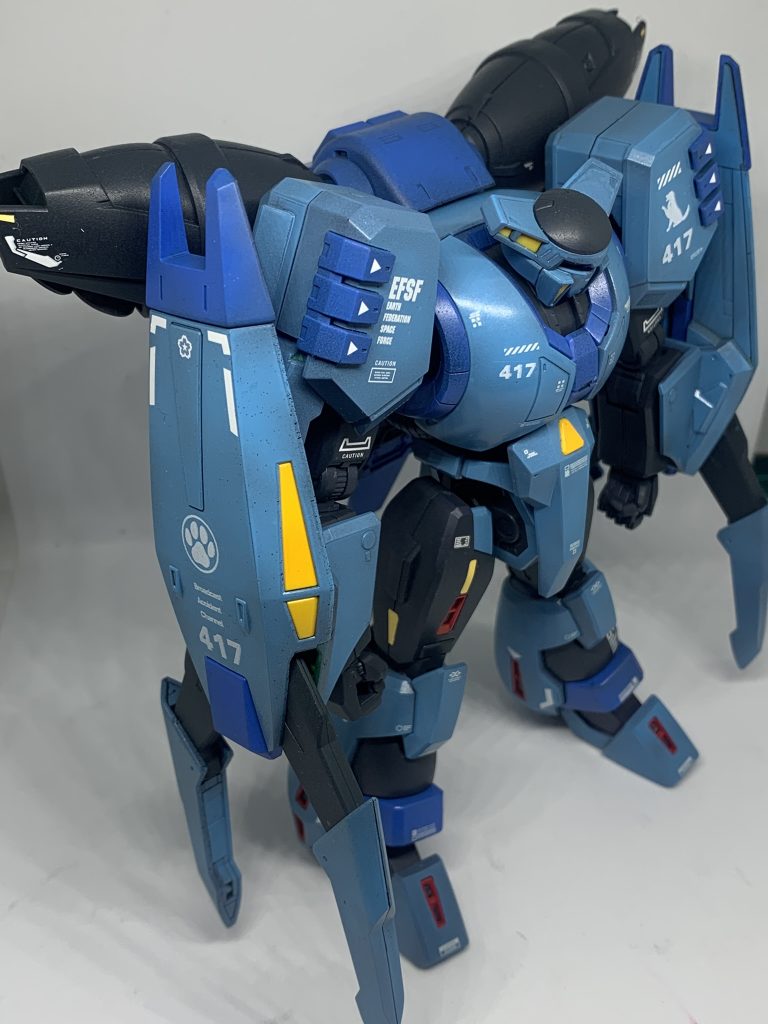 塗装レシピサーフェイサー:水性ブラックサーフェイサー1000(スプレー)濃い青の部分:ガンダムライトブルーをガンダムマーカーエアブラシシステムで塗装薄い青の部分:H323ライトブルーをエアブラシ塗装黒部分:Mrカラースプレーネービーブルー(記憶が…)赤部分:ガンダムレッドをガンダムマーカーエアブラシシステムで塗装バーニアの赤部分:ガンダムメタレッドをガンダムマーカーエアブラシシステムで塗装黄色部分:ガンダムイエローをガンダムマーカーエアブラシシステムで塗装と付属のシールの黄色
