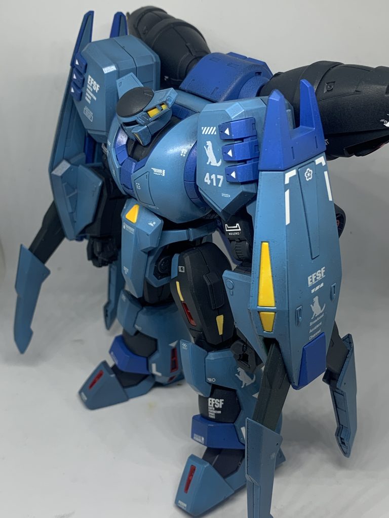 デカールは家にあったガンダムデカールやコーションデカール、PCで作成したデカール(お手をするゴールデンレトリバーや丸に足跡のマーク、「Broadcast Accident Channel」と「417」の文字)や新たに買ってきたデカールを貼っています。今回白のデカールのみで貼ることに拘ってみました。(「417」の機体番号は唯衣さんの誕生日にちなんでいます)「Broadcast Accident Channel」の文字は桜木唯衣さんの担当チャンネルが放送事故チャンネルですので、放送事故チャンネルをgoogle翻訳したものです。