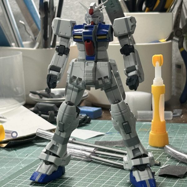 暑いですねぇ🫠気付いたら8月です。忙しくてガンプラからちょっと離れてましたが再開しました。スジ彫りでパネルライン入れつつのディテールUPしてます。スジ彫りパターンもマンネリ化してきて目新しさがないですね、いつもの感じです😅時間をあけて改めてこのステイメンを見てたら正解が分からなくなりました、時間はあけるもんじゃないですね、勢いで作りきるのも大事だと感じました😭クスィーガンダムも作りかけで放置状態、今見ると全部手直ししたい…まいったぜ。（1枚目）