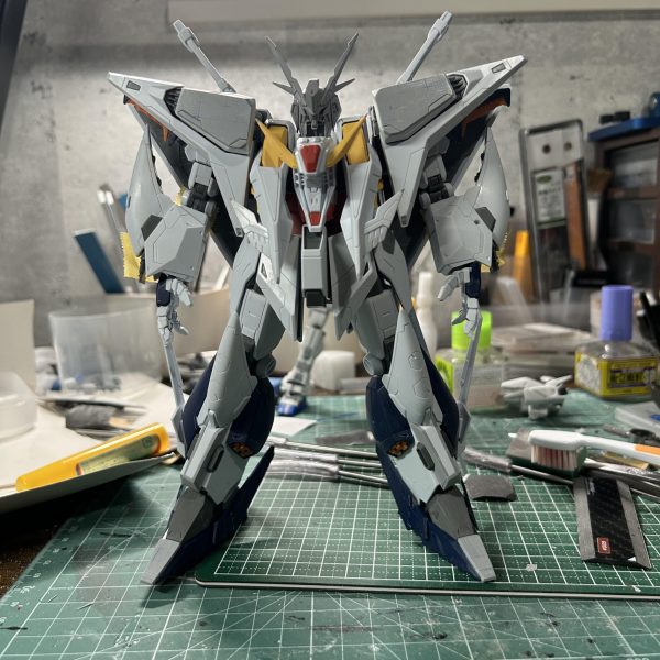 暑いですねぇ🫠気付いたら8月です。忙しくてガンプラからちょっと離れてましたが再開しました。スジ彫りでパネルライン入れつつのディテールUPしてます。スジ彫りパターンもマンネリ化してきて目新しさがないですね、いつもの感じです😅時間をあけて改めてこのステイメンを見てたら正解が分からなくなりました、時間はあけるもんじゃないですね、勢いで作りきるのも大事だと感じました😭クスィーガンダムも作りかけで放置状態、今見ると全部手直ししたい…まいったぜ。（3枚目）